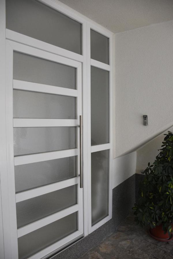 The White Apartment موستار المظهر الخارجي الصورة